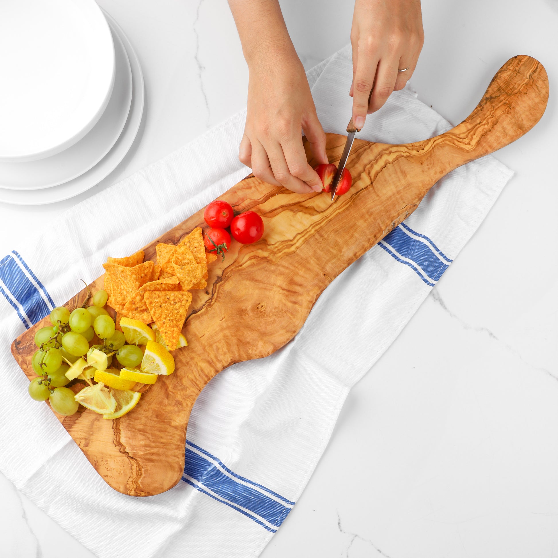 Large Cutting Board Handmade from Olive Wood: Crafted for durability and style, this board is not only ideal for cheese and charcuterie but also for cutting daily needs. Its natural beauty and easy maintenance make it an invaluable kitchen tool.