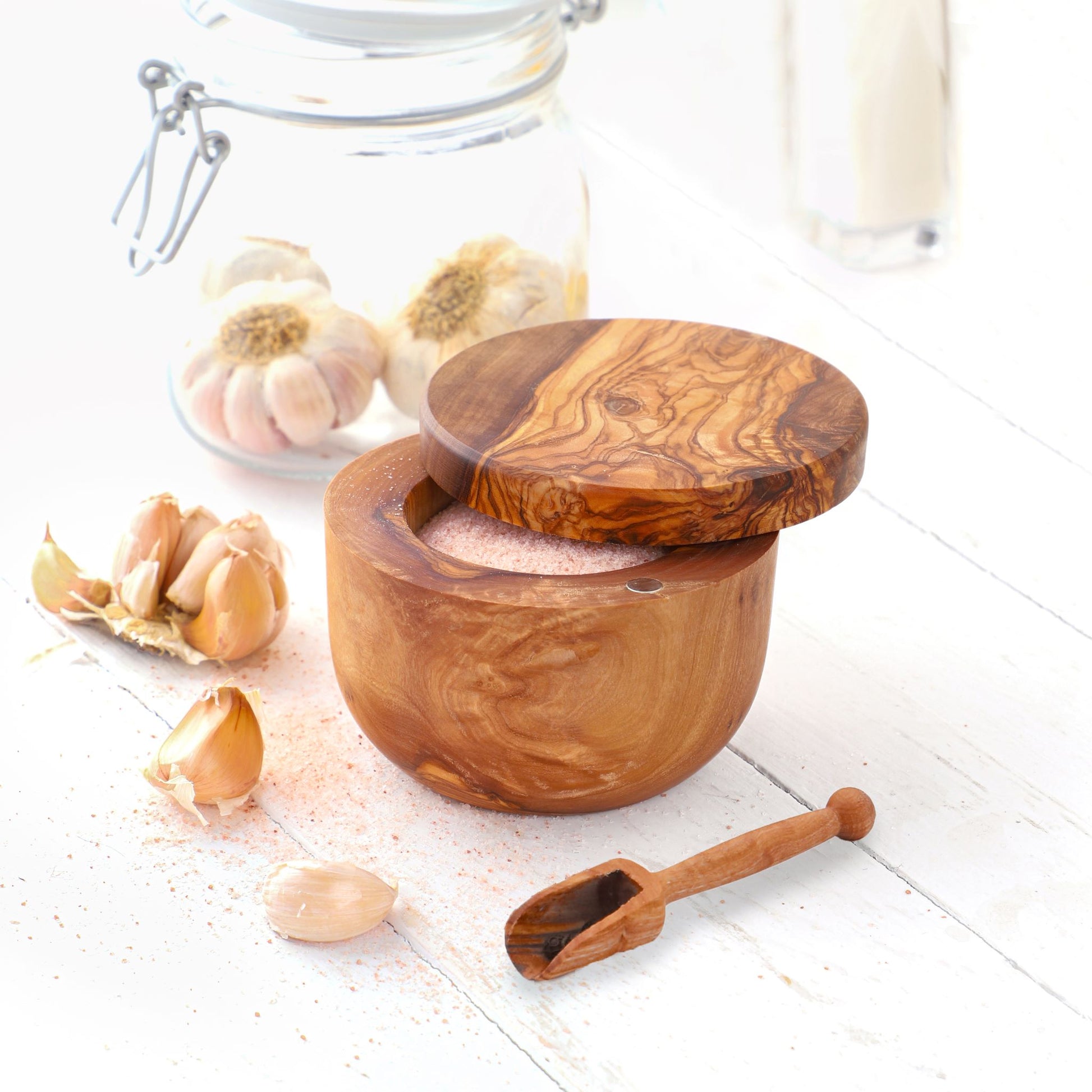 Elegant Wooden Salt Cellar with Magnetic Lid & Spoon: Keep salt fresh and within reach. This durable salt box adds natural elegance to your kitchen, with a magnetic lid for secure closure and a wooden spoon for easy seasoning—a must-have for culinary enthusiasts