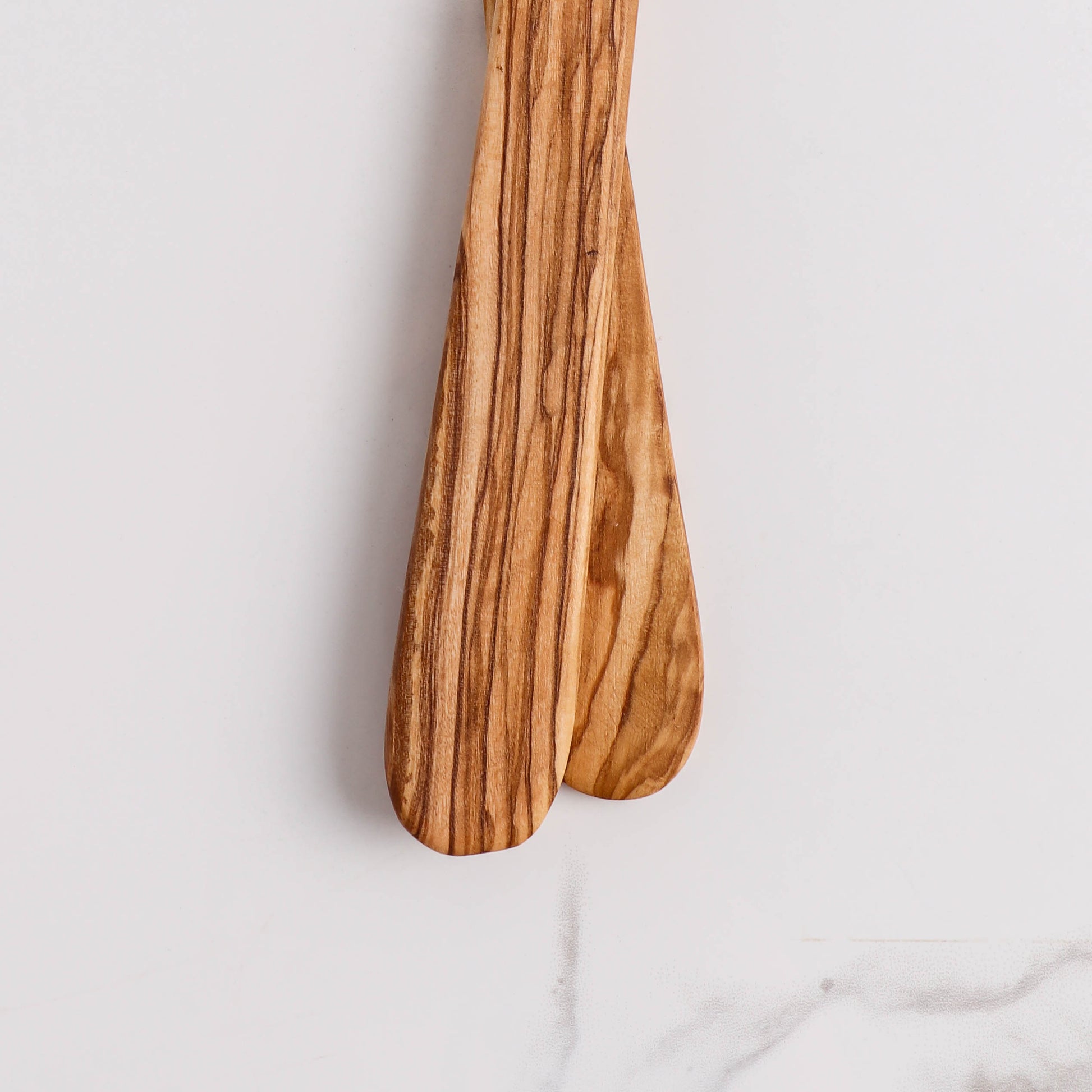 Functional and Artistic Olive Wood Spatula with slots for easy food handling. Handcrafted to enhance your cooking experience, it stands out for its quality and unique design. Easy to care for, it’s the ideal gift for anyone passionate about cooking.