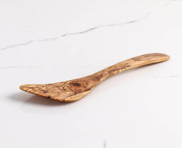 Handmade Olive Wood Curved Corner Spatula: A blend of beauty and functionality, this wooden spatula effortlessly reaches pan corners for thorough stirring. Each piece showcases unique olive wood grain, making it a stylish addition to any kitchen.