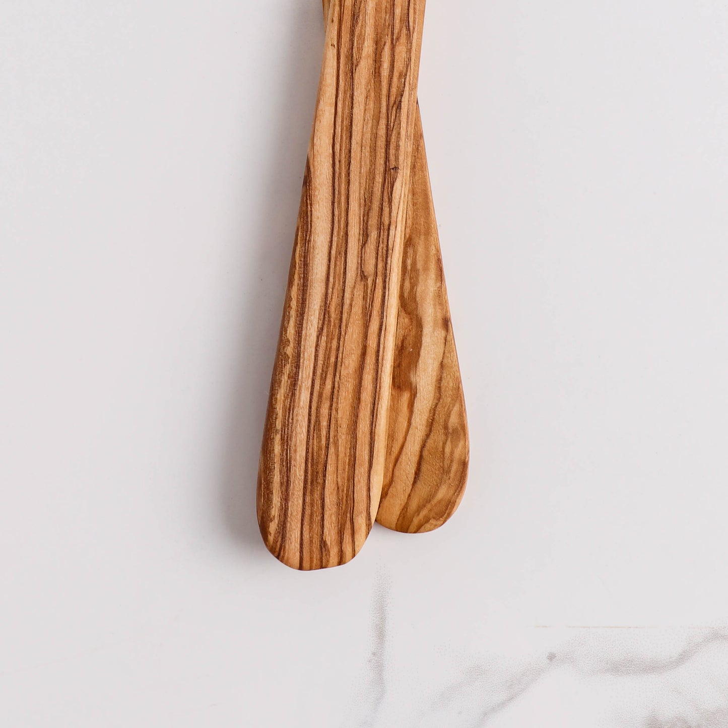 Functional and Artistic Olive Wood Spatula with slots for easy food handling. Handcrafted to enhance your cooking experience, it stands out for its quality and unique design. Easy to care for, it’s the ideal gift for anyone passionate about cooking.